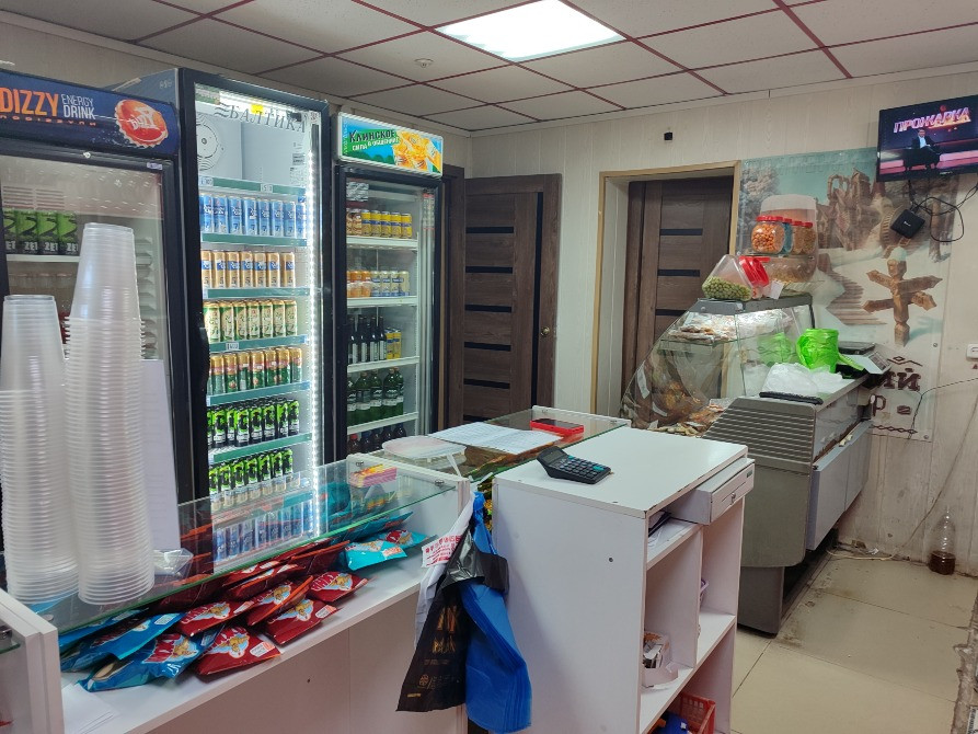 Сыра дүкенінің ішкі көрінісі, тоңазытқыштар мен сусындар