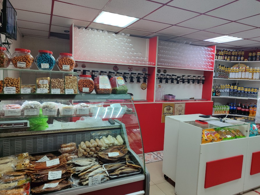 Әртүрлі тағамдар мен сусындармен витрина