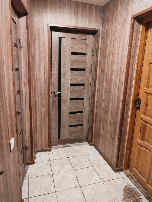 Есік пен сәндеуі бар коридор