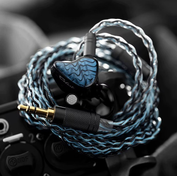 Наушники с оплеткой и разъемом 3.5 мм, красиво оформленные