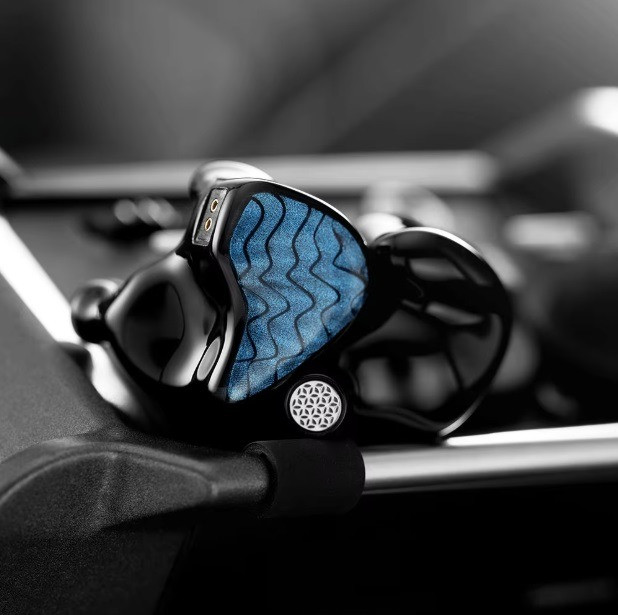 Наушники на поверхности с контрастным принтом и стеклянной отделкой