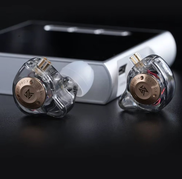 EDX PRO наушниктары қара фонда зарядтау қорабымен бірге