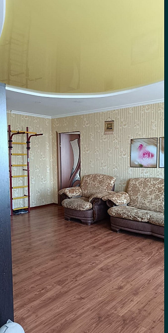 интерьер гостиной с диванами