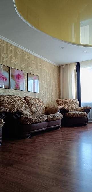 интерьер гостиной с диванами и окнами