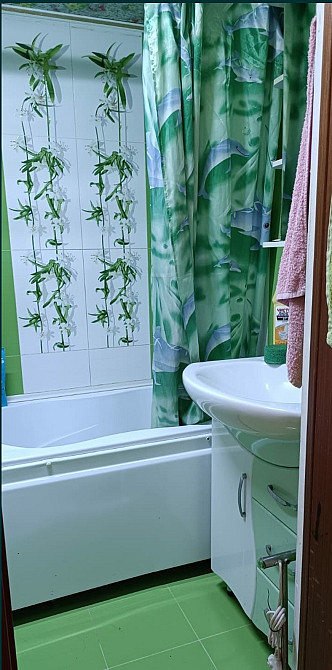 ванная комната с зеленым декором