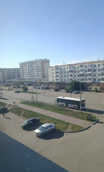 вид на улицу и здания