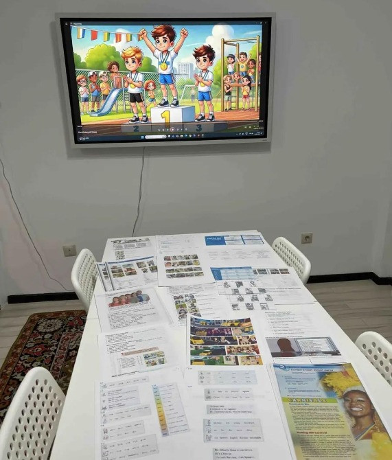 Шараның суреті, қатысушылармен және спорттық ойындармен экранда презентация түрінде безендірілген