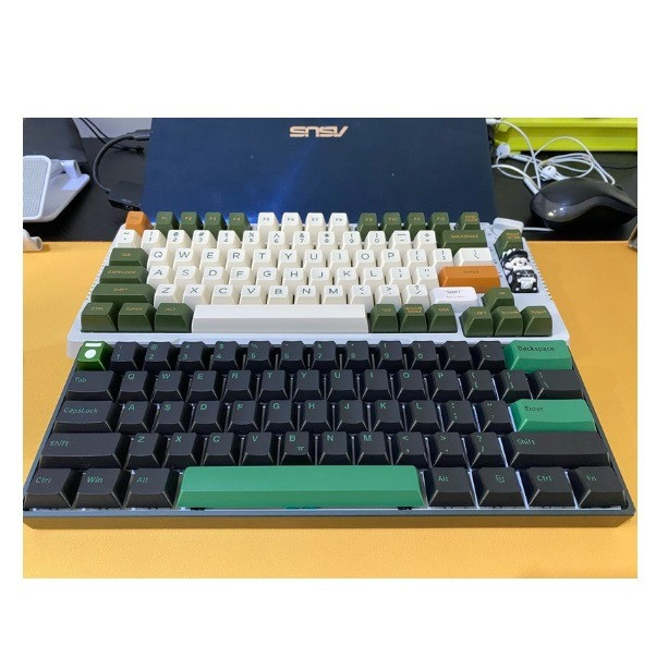 Две механические клавиатуры с уникальным дизайном на рабочем столе