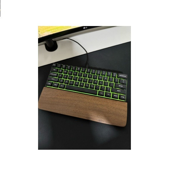 Механическая клавиатура с деревянной поддержкой и зеленой подсветкой