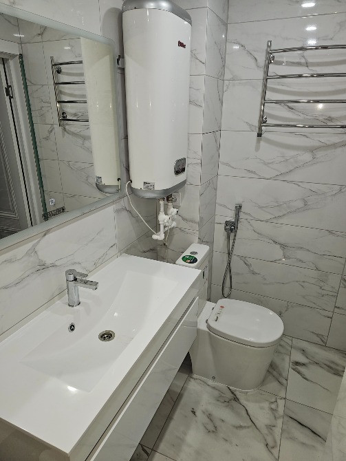 Минималистичный дизайн ванной с раковиной и современным унитазом