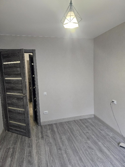 Комната с простым дизайном и стеклянной дверью