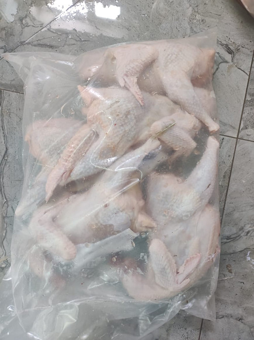 Пластикалық пакеттерде оралған тауық қанаттары