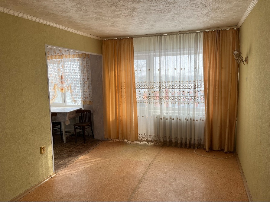 Гостинаясы бар пәтер нөмірі, терезелері мен перделері