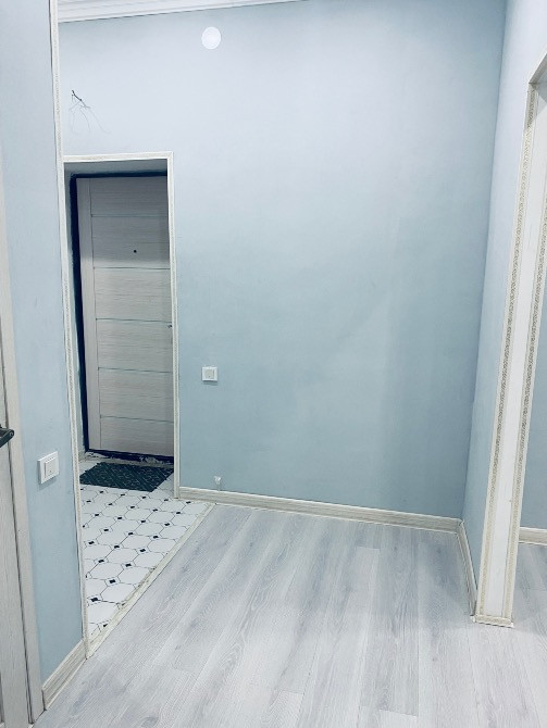 Пустое пространство в коридоре с дверным проемом