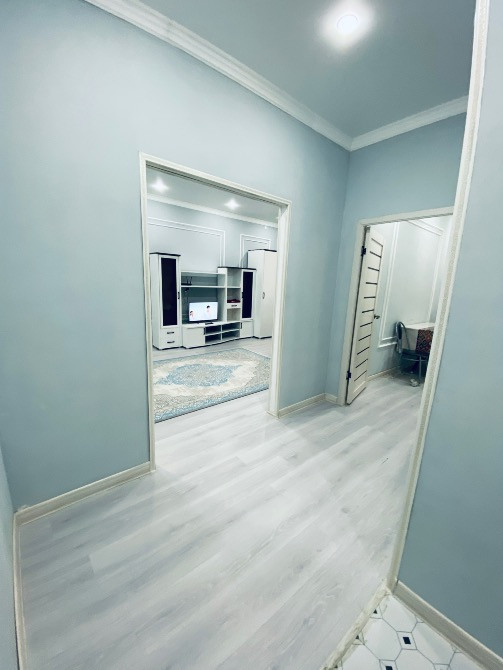 Коридор с видом на спальню и стол