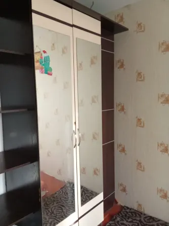 Спокойная комната с двуспальной кроватью и окном