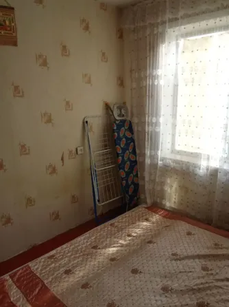 Спокойная комната с двуспальной кроватью и окном