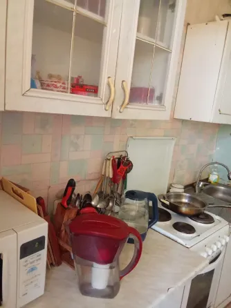 Спокойная комната с двуспальной кроватью и окном