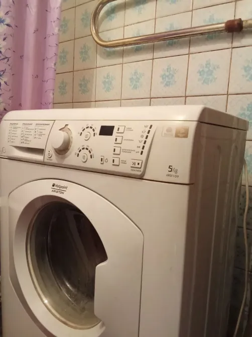 Интерьер с зеркальным шкафом и обоями в нейтральных тонах