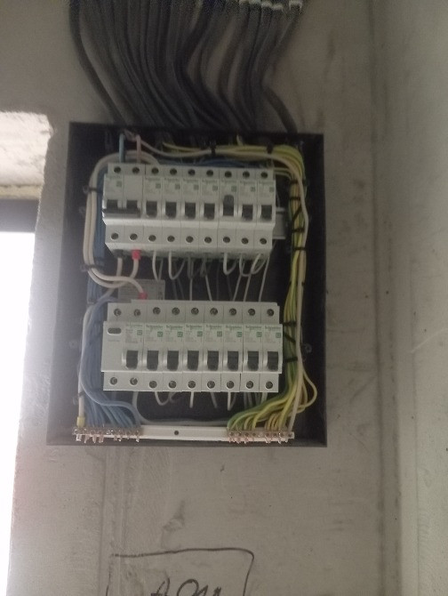 Датчиктері мен автоматтары бар электр панелі