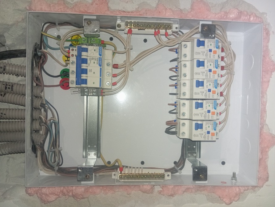 Автоматпен қорғау жүйесі бар электр панелі