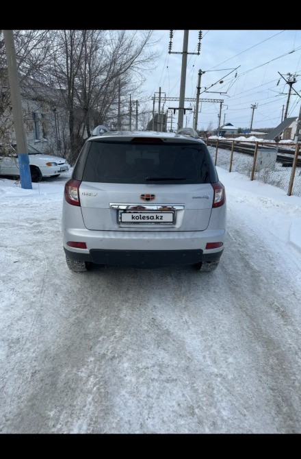 Задний вид серого кроссовера Грейт Уолл на фоне зимнего пейзажа