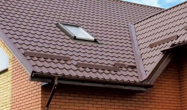 Крыша с мансардным окном