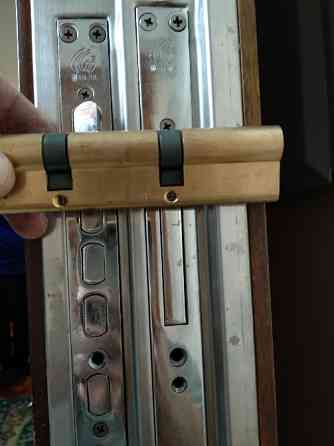 Работа по установке водосточной системы на крыше дома