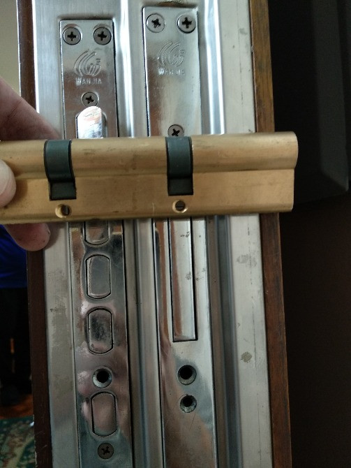 Крепление дверного замка в металлической двери