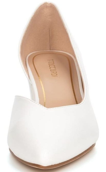 Аяқ киім: ақ尖ді аяқ киім, ашық өкшесі бар