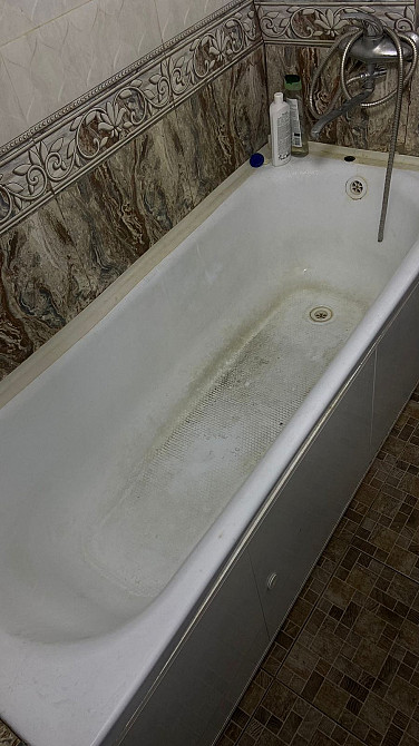 Душевая ванна с мелкими загрязнениями на поверхности