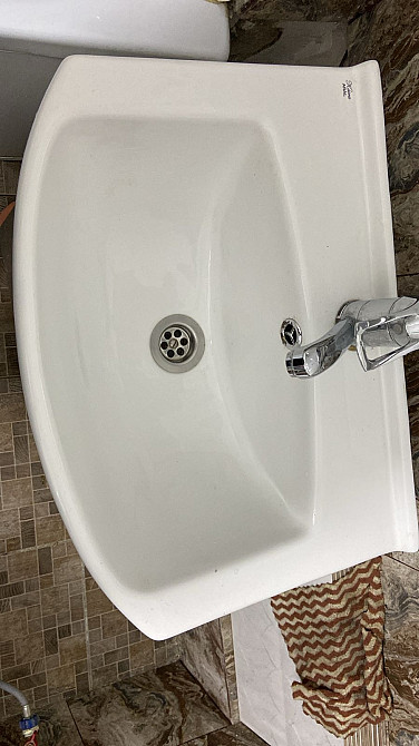 Умывальник без загрязнений, с кранами и дренажем