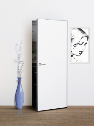 Ақ есік ашық қабырғаға қарсы, жанында рамкадағы әйелдің суреті бар, көк түсті сәндік бұтақтары бар ваза орналасқан.