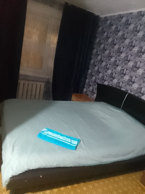 Спальня с кроватью и светлым покрывалом