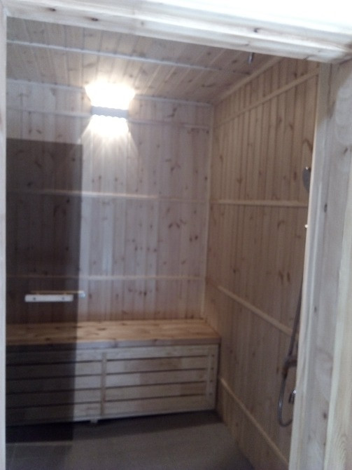 Парная с деревянными стенами и полками для сидения