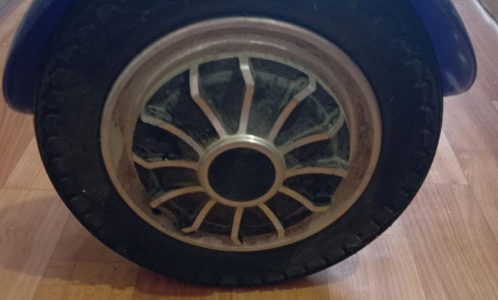 Колесо синего гироскутера с металлическим диском