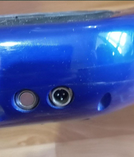 Порт подключения устройства на синем гироскутере