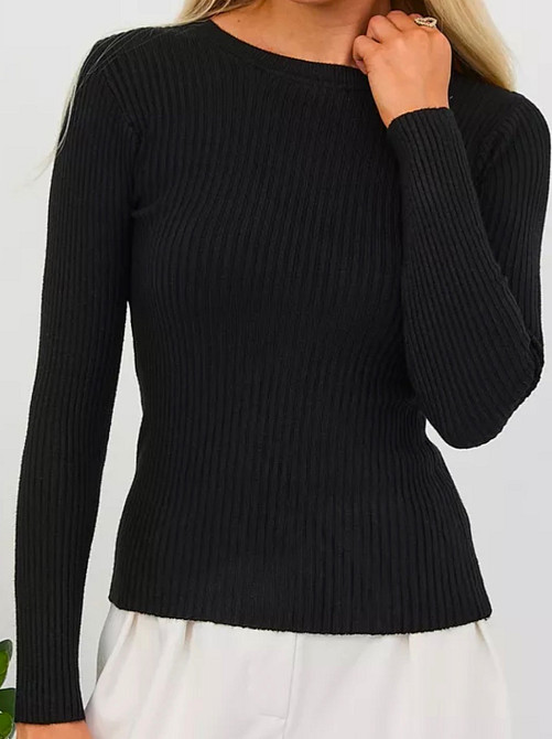 Чёрный вязаный свитер с длинными рукавами и облегающим силуэтом