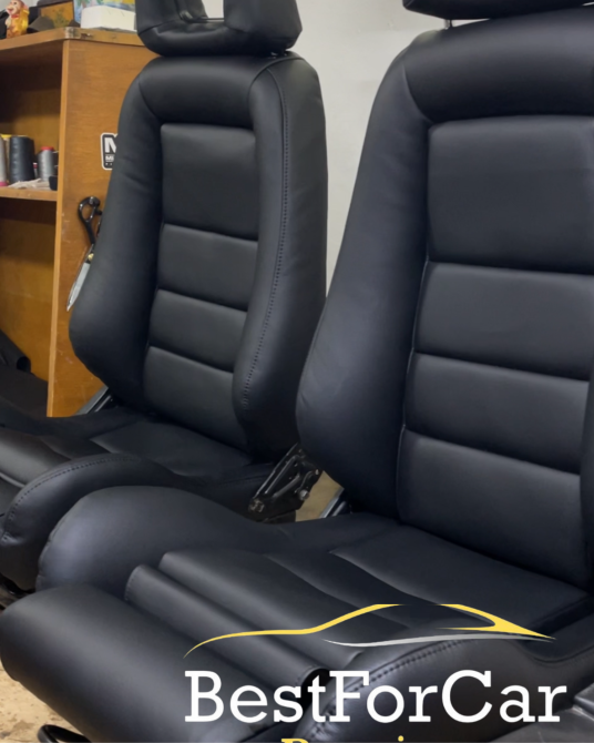Көлемді қаптамасы бар қара түсті автомобиль сиденьелері