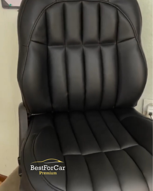 Вертикаль жолақтармен безендірілген қара түсті былғары сиденье