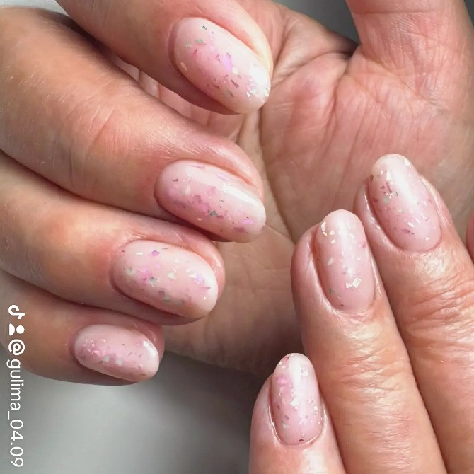 Ногти с прозрачным покрытием и блестками розового оттенка