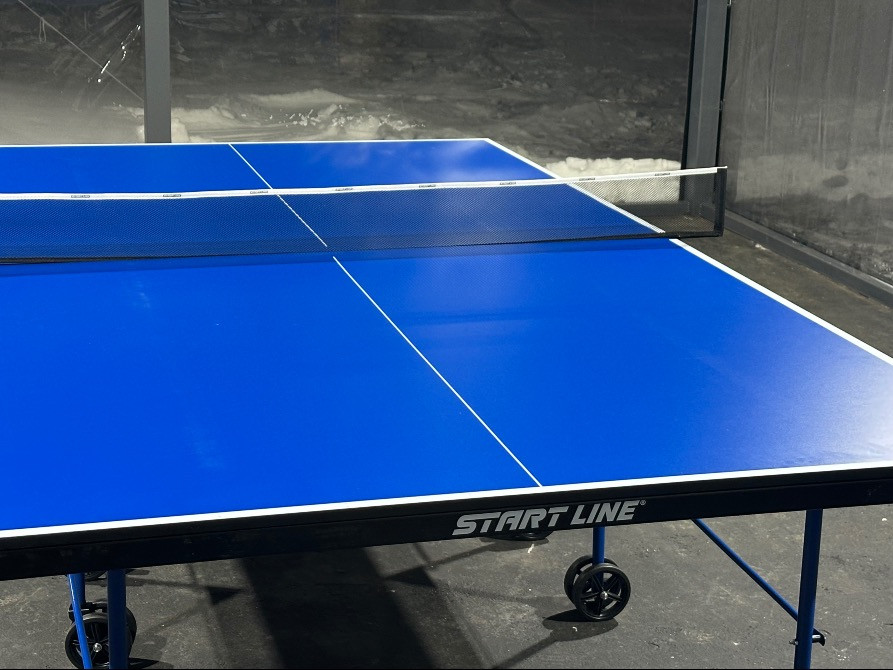 көк түстегі үстел теннисі