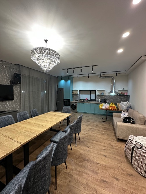 кристалды шам және заманауи декормен қонақ бөлме