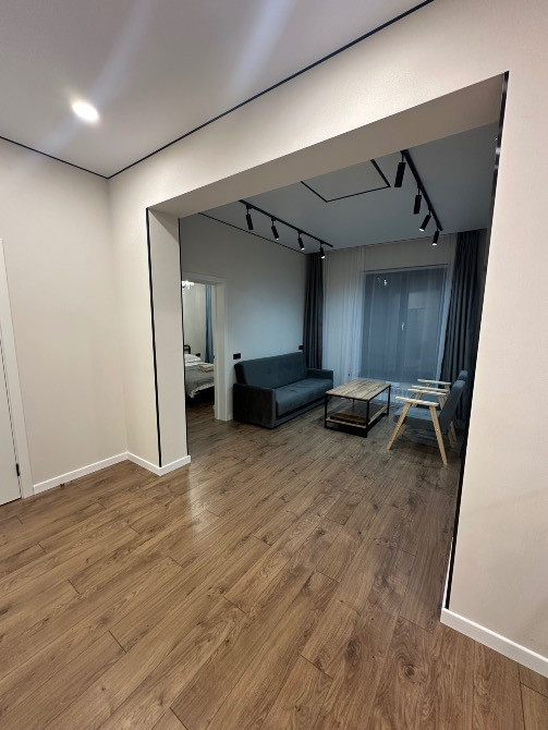 диван мен үстелмен қонақ бөлме