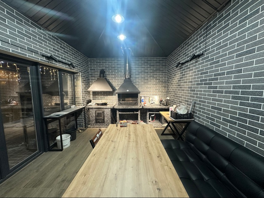 кірпичті қабырға және каминмен ас үй