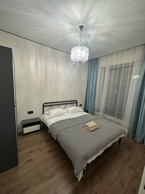 төсектері мен шамдарымен жатын бөлме