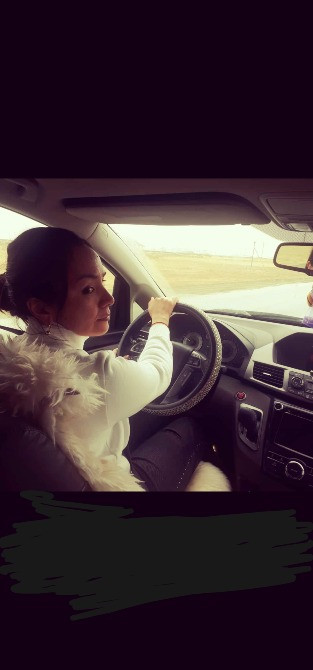 Жас әйел автокөліктің алдында