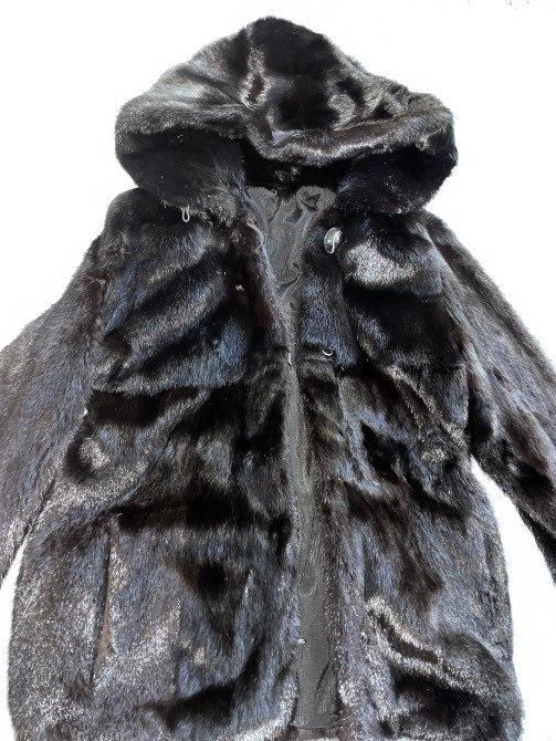 Меховая куртка с капюшоном черного цвета