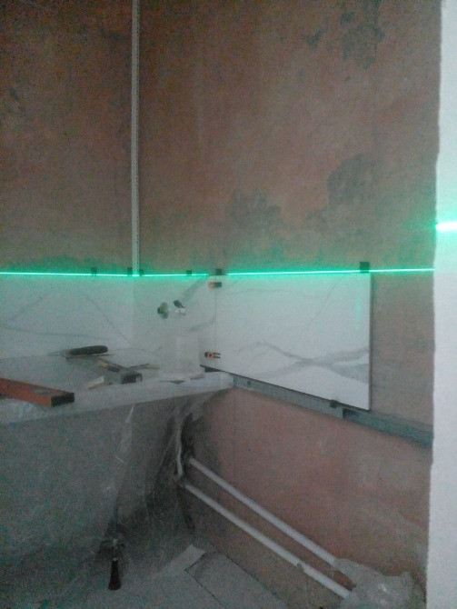 Плиткаларды желім мен жабдықты қолдану арқылы орнату процесі