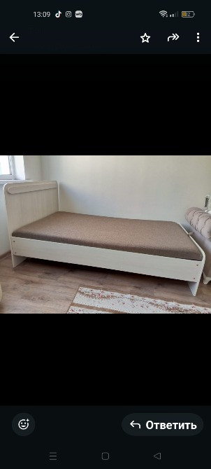 Горизонтальды беттік құрылымы мен қарапайым дизайны бар төсек